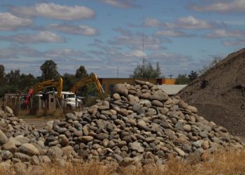 Vecinos del río Chillán aumentan presión para evitar extracción de áridos